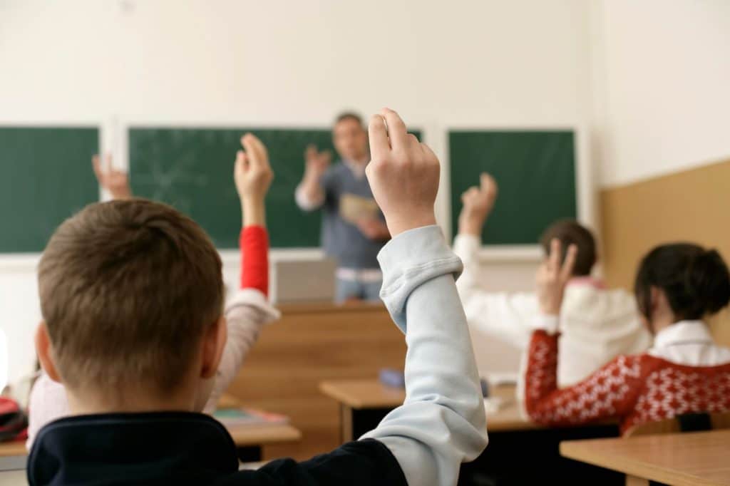 Pédagogies actives et réussite scolaire : que disent les études ?