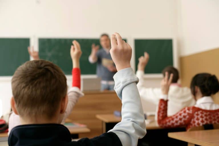 Pédagogies actives et réussite scolaire : que disent les études ?